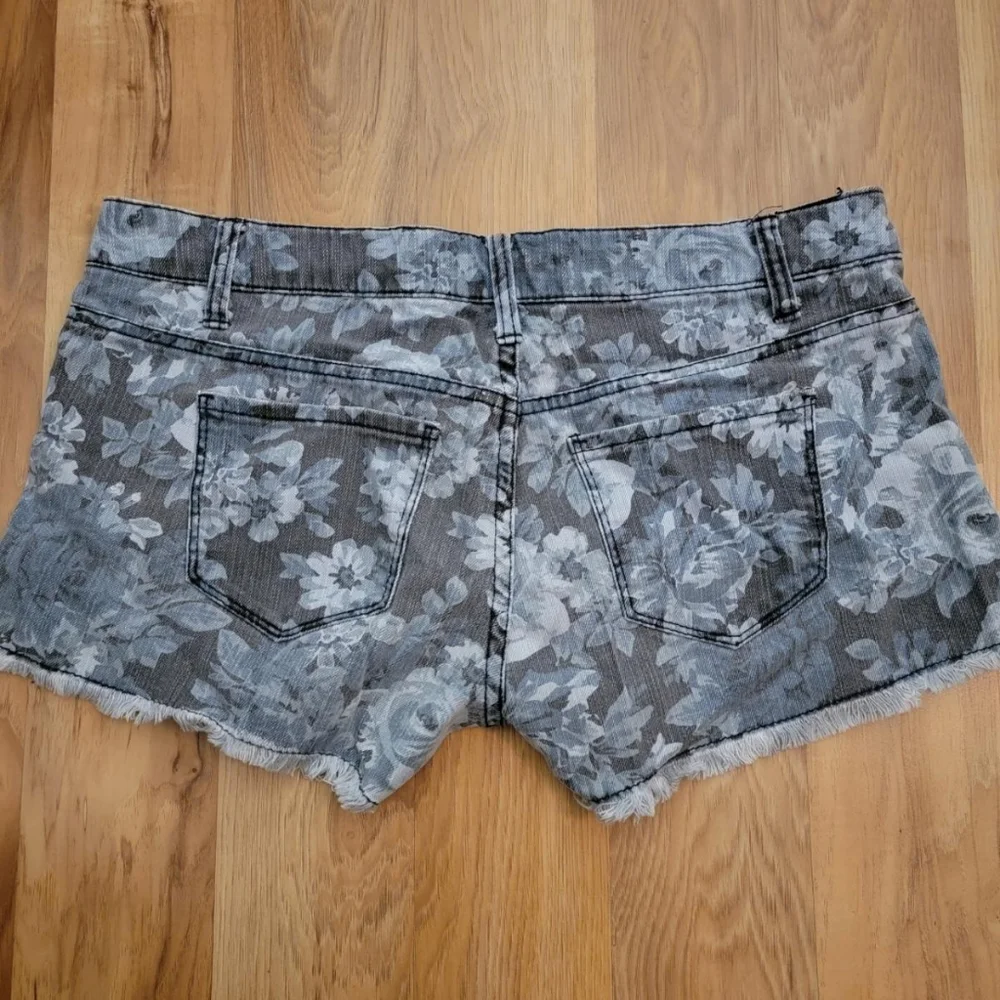 Tinseltown Denim Couture Blue Floral Jean Shorts - Picture 4 of 4
